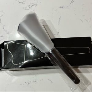 NEW - IN BOX! Laura Mercier Glow Powder Brush